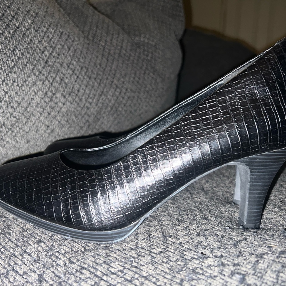 Clarks Brenna Maple Black Croc Pumps